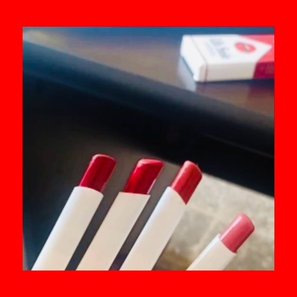 CUTE LIPSTICK BOX FILLED WITH A SET OF 4 DIFFERENT LIPSTICK COLORS - Picture 3 of 5